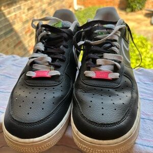 Used women's tennis shoes in good condition (female)